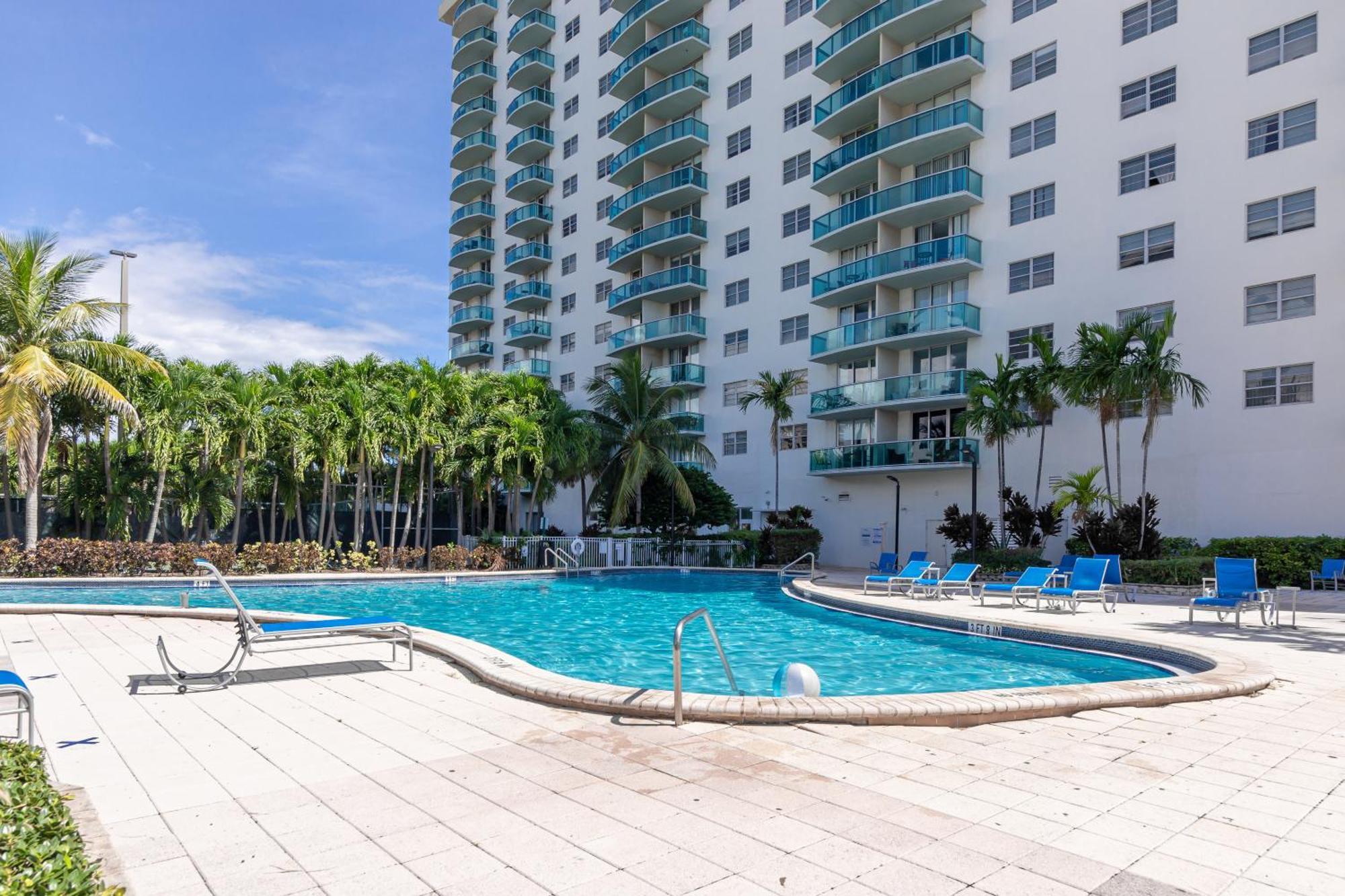 Ocean Reserve Sunny Isles Beach Exterior photo