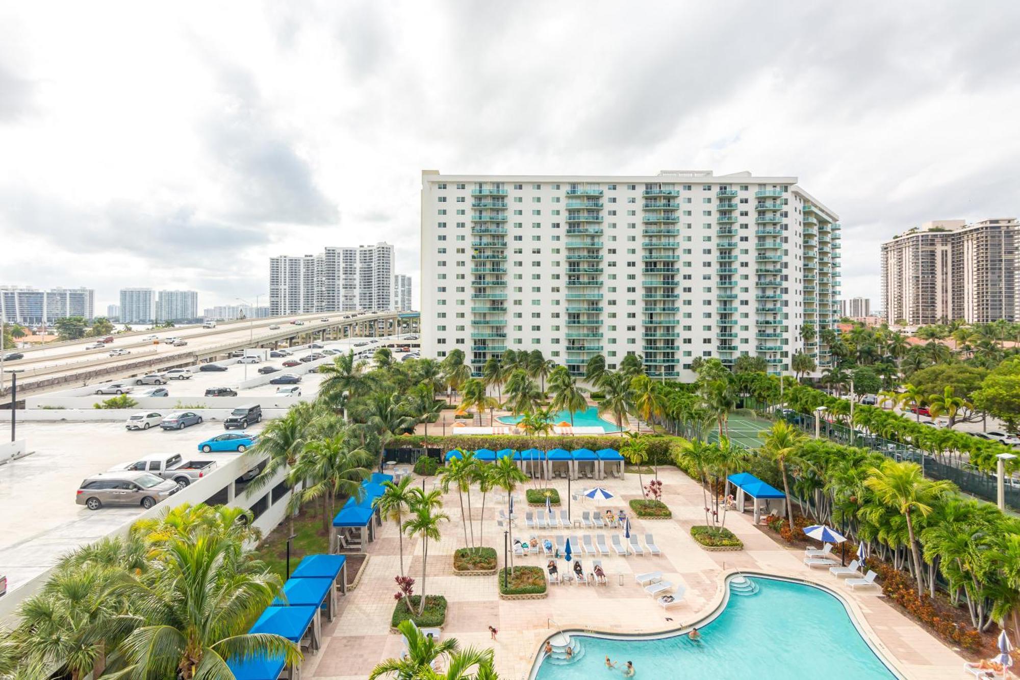 Ocean Reserve Sunny Isles Beach Exterior photo