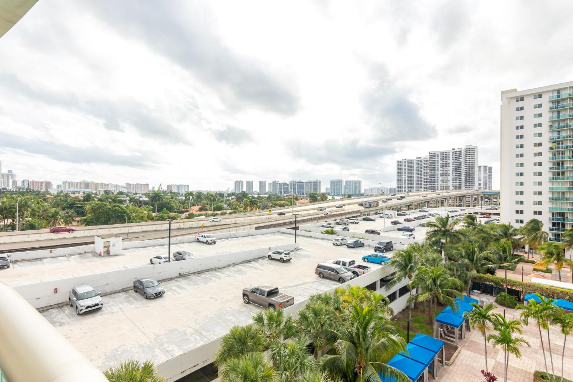 Ocean Reserve Sunny Isles Beach Exterior photo